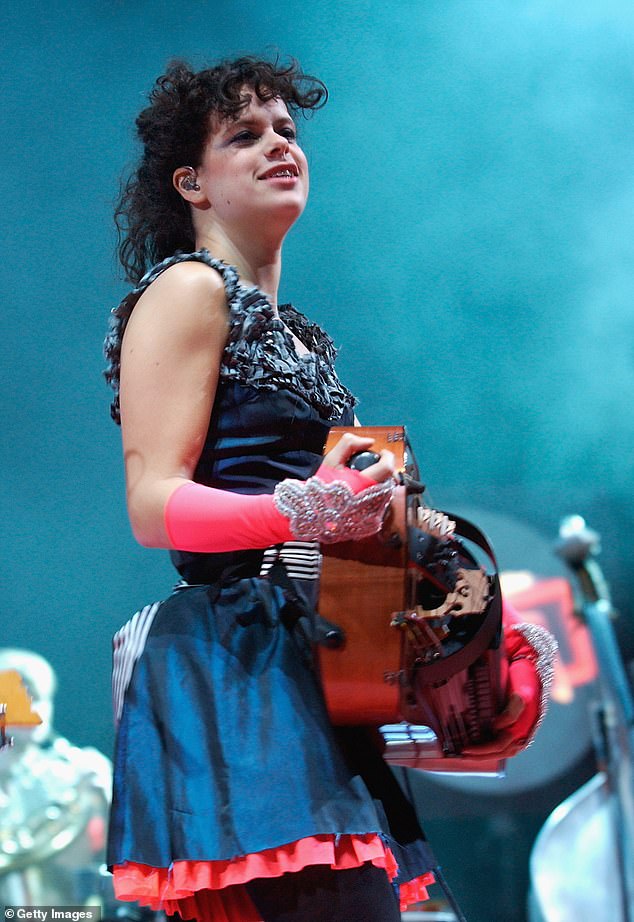 سلط الإعلان أيضًا الضوء على مستقبل الفرقة، قائلاً: