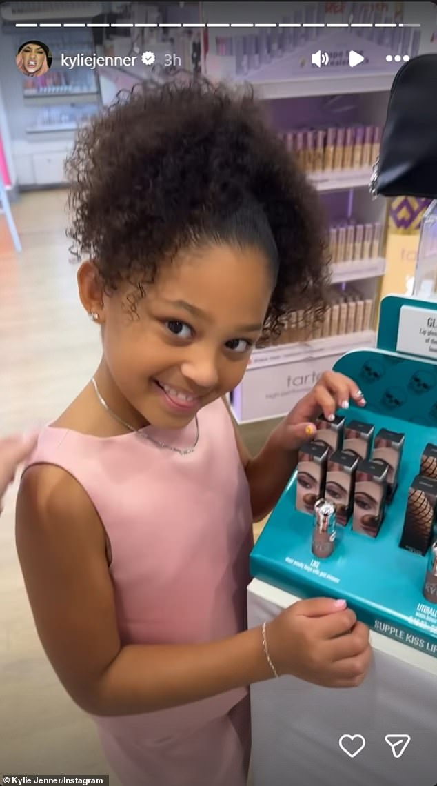في يوم الخميس، أحضرت كايلي ابنتها ستورمي ويبستر البالغة من العمر سبع سنوات إلى متجر Ulta Beauty المحلي حيث شاهدتا عرض مجموعة