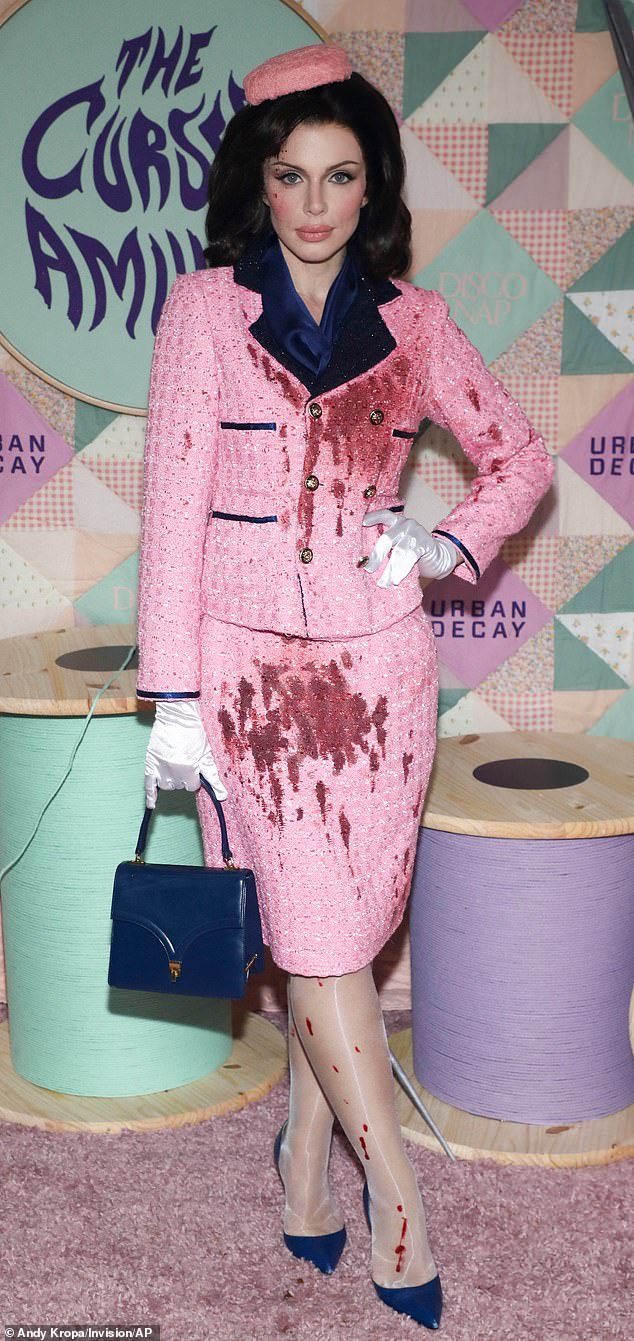 وفي الوقت نفسه، خاطرت عارضة الأزياء والممثلة جوليا، 35 عامًا، بإثارة الجدل عندما كانت جاكي أوناسيس ملطخة بالدماء وهي ترتدي المنسق الوردي الشهير الذي ارتدته عندما اغتيل زوجها جون كنيدي.