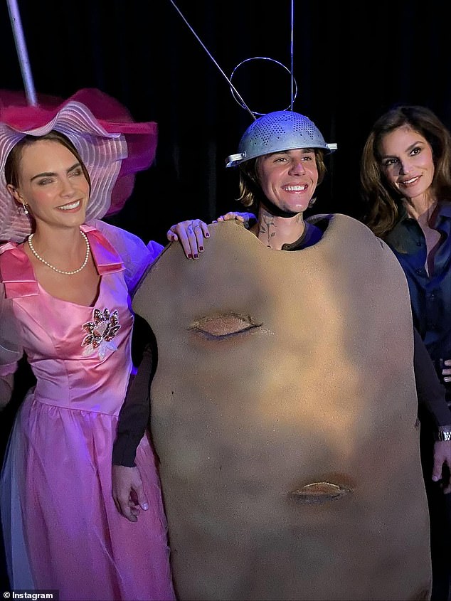 وفي إشارة أخرى للمسلسل التلفزيوني الشهير، ارتدت كارا أيضًا فستان وصيفة العروس الوردي الشهير من راشيل أثناء وقوفها إلى جانب جاستن بيبر، الذي كان يرتدي زي سبوتنيك.