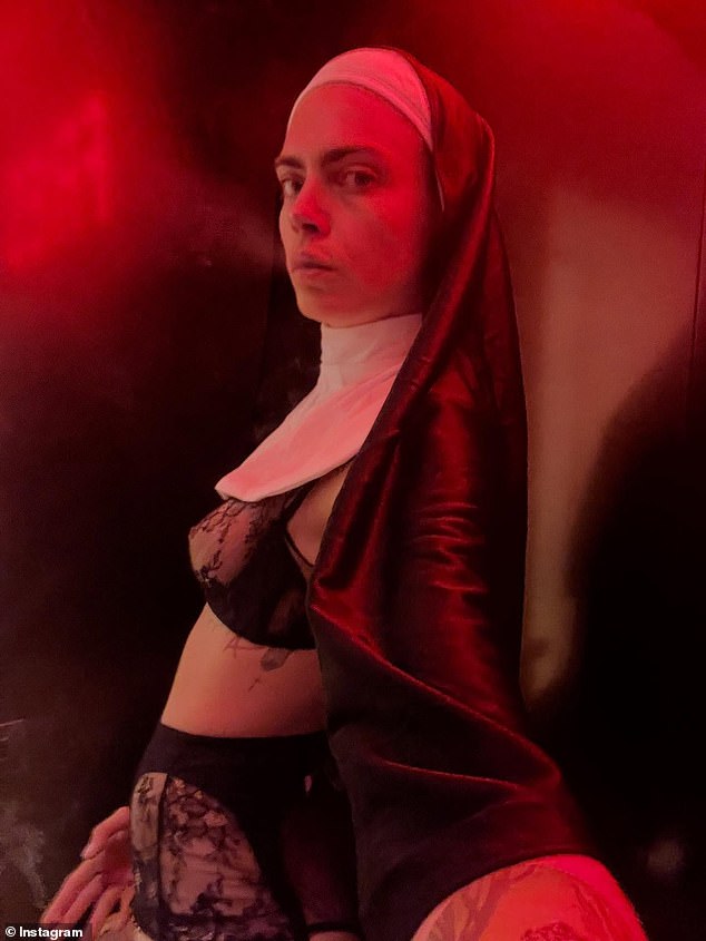 تجردت كارا أيضًا من ملابس داخلية سوداء مزركشة وكورنيت حريرية بينما شاركت صورة شخصية وهي ترتدي زي راهبة مثيرة.