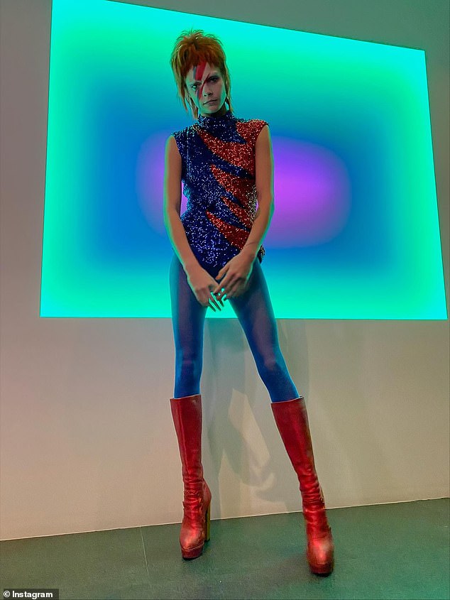 هذا صحيح، إنها كارا ديليفين. لقد رسمت صاعقة بوي المميزة على وجهها لألبوم تم نشره على Instagram يوم الجمعة