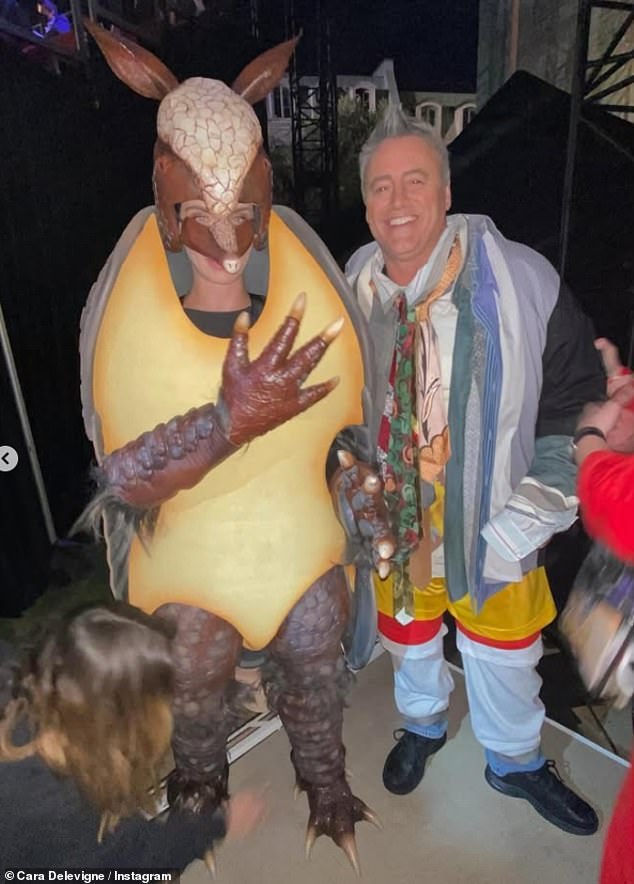 ارتدت كارا زي المدرع، واقترنت مع مات ليبلانك أثناء وقوفها بجانب نجمة مسلسل Friends، التي كانت ترتدي طبقات من الملابس - في إشارة إلى إحدى الحلقات