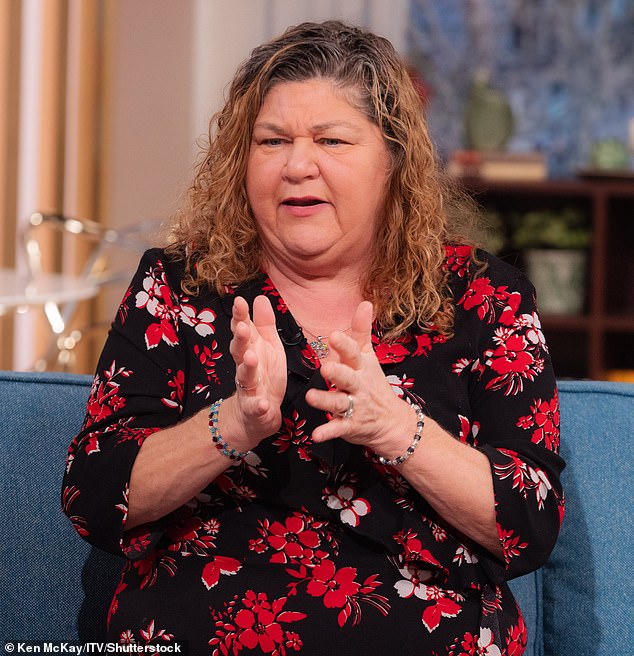 تعرضت شيريل لضربة أخرى بعد أن اكتشفت أن محاسبها تركها مفلسة، كما هو مفصل في سيرتها الذاتية، خلف الكواليس.