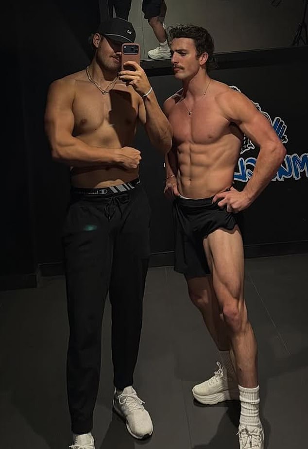 كان بون يرتدي فقط زوجًا من السراويل الرياضية، وقد وقف بجانب صديق ذكر، متباهيًا بعضلات بطنه المنحوتة وعضلة العضلة ذات الرأسين المنحوتة.