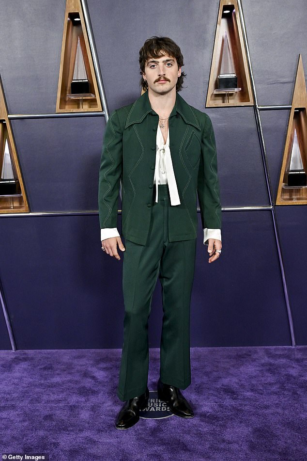 تأتي هذه اللقطة المثيرة في أعقاب جولة Boone's American Heart، التي انطلقت في أغسطس - وتصدرت عناوين الأخبار لسبب ربما لم يتوقعه المغني. (في الصورة مايو)