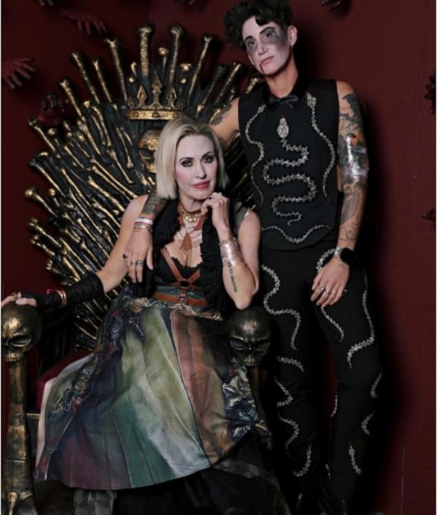 النجمة السابقة ربة منزل براونوين ويندهام بيرك ترتدي ملابس مع صديقتها