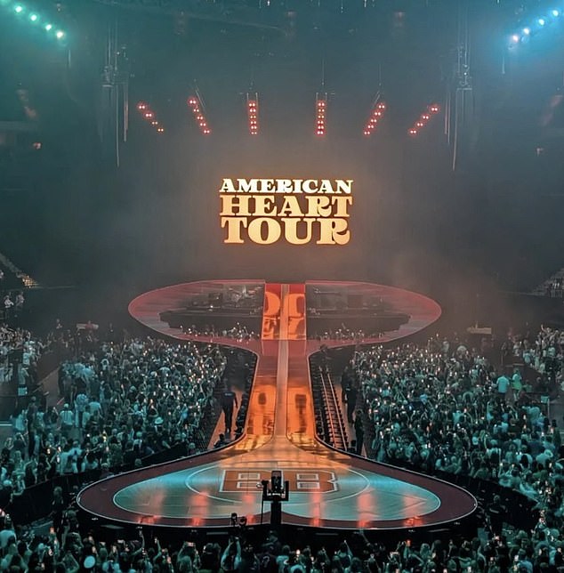 أطلق متسابق أمريكان أيدول السابق الجولة في مركز Xcel للطاقة في سانت بول، مينيسوتا، حيث سرعان ما أصبح تصميمه المسرحي حديث وسائل التواصل الاجتماعي حيث لم يستطع المعجبون إلا أن يلاحظوا تشابهه مع القضيب.