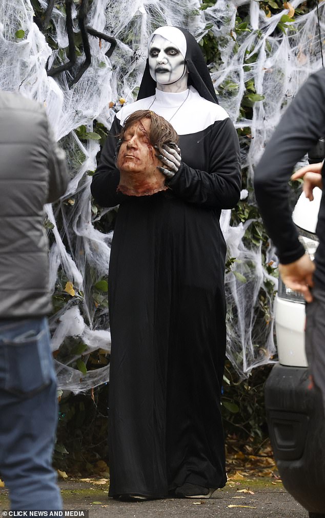 كشف جوناثان أنه توقف عن استضافة الحفل السنوي بسبب صحة ابنته بيتي... وبدلاً من ذلك، يقدم جوناثان عرضًا مخيفًا في منزله المزين بشكل متقن