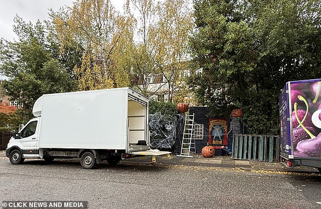 ومع بدء الإعداد، شوهدت شاحنات صغيرة تصل لإعداد العرض الذي يضم جماجم وأنسجة عنكبوت وعددًا من الفنانين.