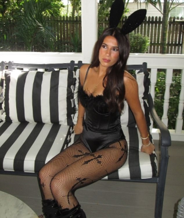 وارتدت رومي، ابنة مات لوير، البالغة من العمر 22 عاماً، زي أرنب قوطي من مجلة بلاي بوي