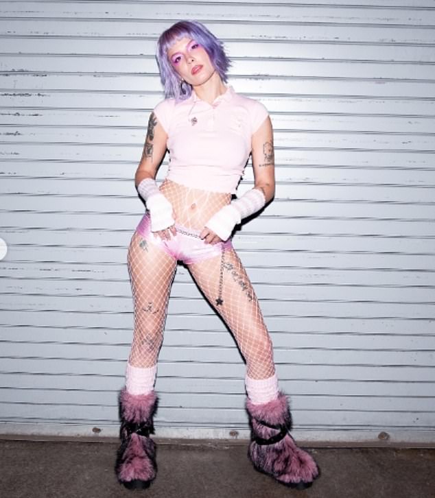 شوهدت هالسي وهي ترتدي قميصًا قصيرًا ورديًا وملابس داخلية مع جوارب شبكية بينما أضافت القفازات