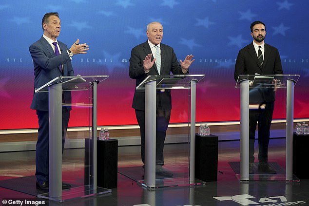 ممداني، 34 عامًا، يتقدم بفارق 25 نقطة على حاكم نيويورك السابق أندرو كومو (يسار) بينما يأتي الجمهوري كيرتس سليوا (وسط) في المركز الثالث