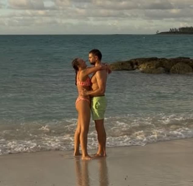 وفي العديد من اللقطات، شوهدت الفنانة وهي ترتدي البيكيني باللونين الوردي والأبيض بينما كانت تقبل هيوز. وكانت المذكرة تدفقا والقلبية