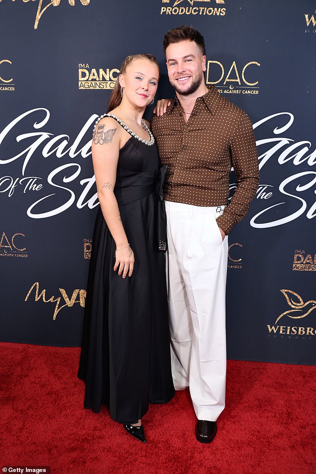 سيوة وهيوز في حفل النجوم لعام 2025 لراقصين ضد السرطان في فندق بيفرلي هيلتون يوم 21 أكتوبر