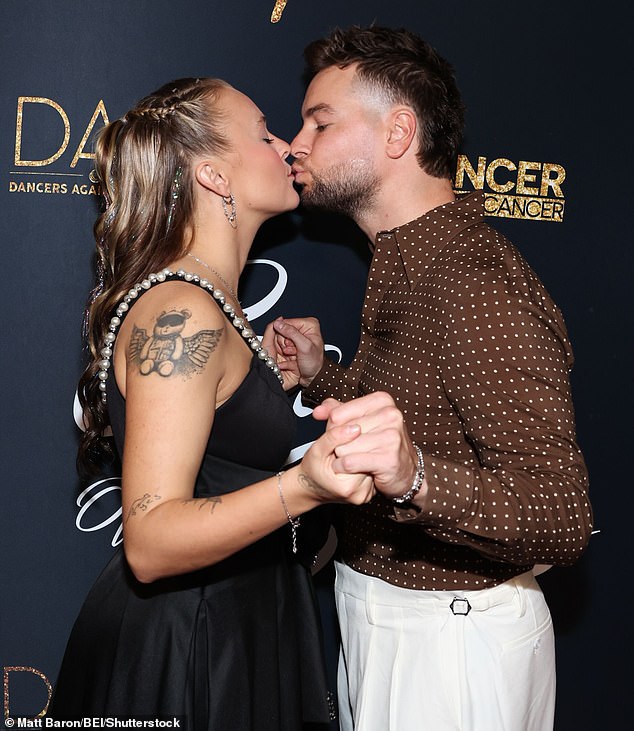 لقد قبلوا على الشفاه حيث كانا يرتديان ملابس مثيرة للإعجاب