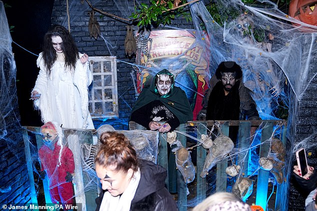 قام جوناثان أيضًا بتحويل منزله في لندن إلى مشهد مذهل لخدعة الهالوين حيث شوهد وهو يشارك في الاحتفالات.