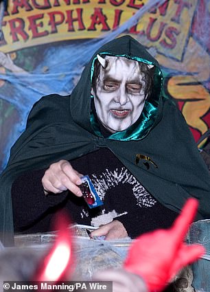 وشوهد وهو يوزع الحلوى على الأطفال