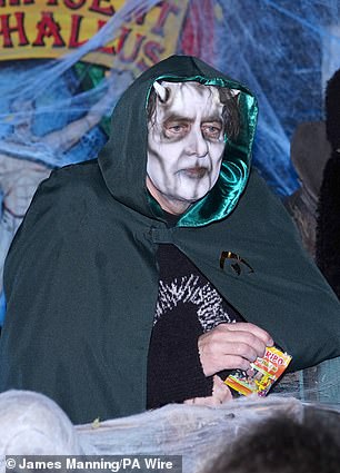 ارتدى نجم التلفزيون، البالغ من العمر 64 عامًا، قرونًا بيضاء ورسم وجهه لاحتفالات 31 أكتوبر بينما كان يلتف في عباءة خضراء داكنة.