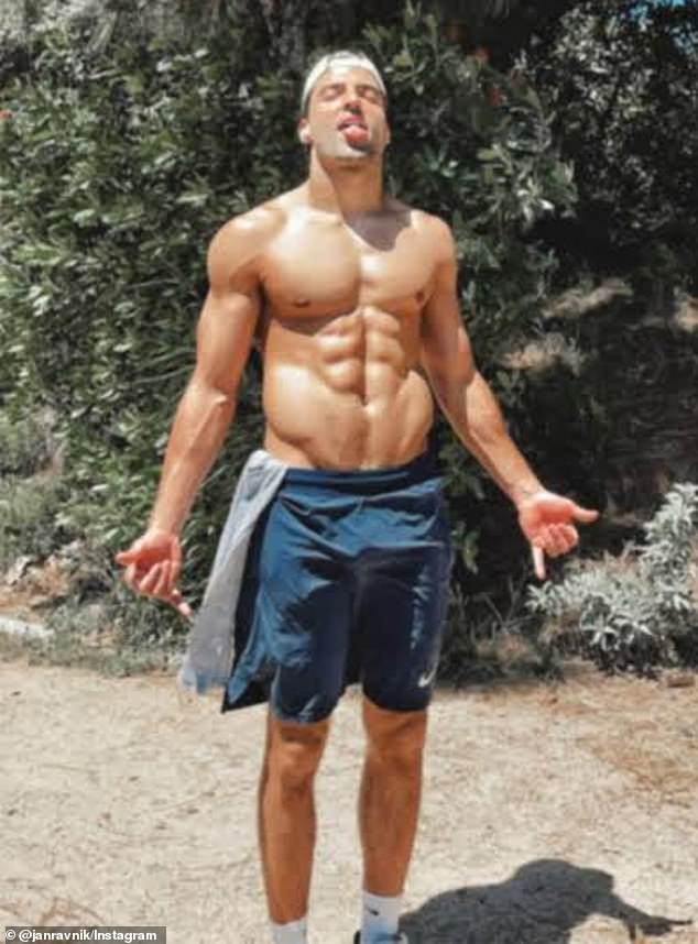 وبعد أن اضطر ماكس تشميركوفسكي، الفائز السابق في لعبة Mirrorball، إلى الاعتذار عن انتقاد زميله المحترف، راقص تايلور سويفت الاحتياطي جان رافنيك (في الصورة)، يبدو أن التوترات لن تهدأ في أي وقت قريب.