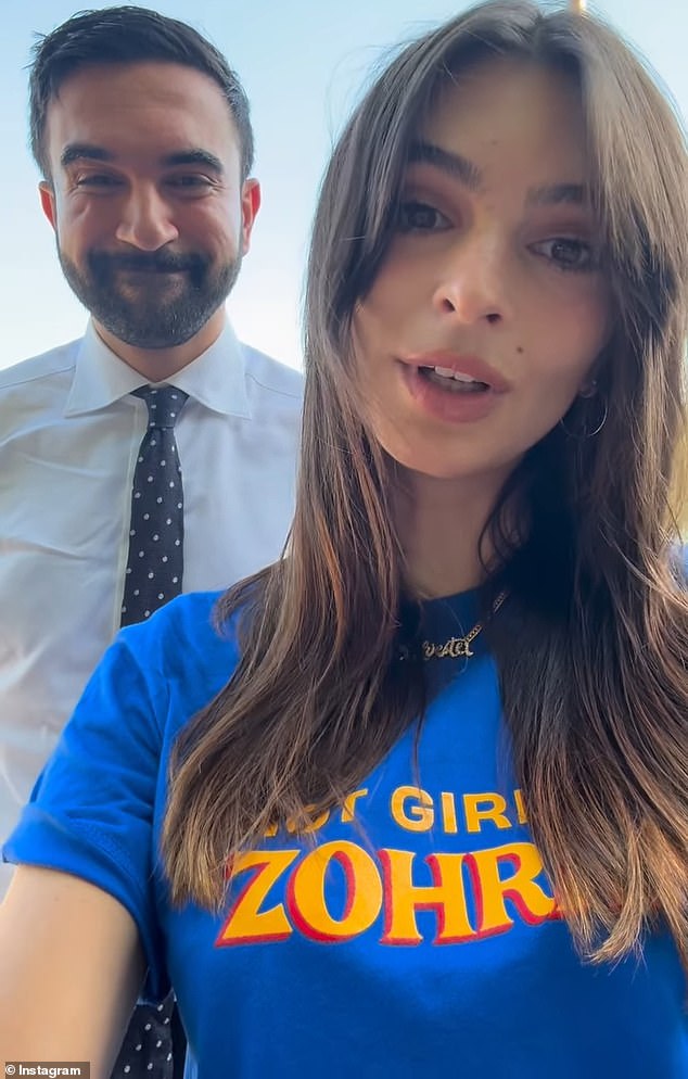 نشرت إميلي راتاجكوفسكي مقطع فيديو تؤيد فيه ممداني بينما كانت ترتدي قميصًا يحمل عبارة