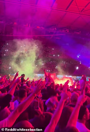 لكن الأخوين الشهيرين أصيبا بالذهول في منتصف أغنيتهما Champagne Supernova عندما أشعل أحد المعجبين شعلة في منتصف مجموعتهما