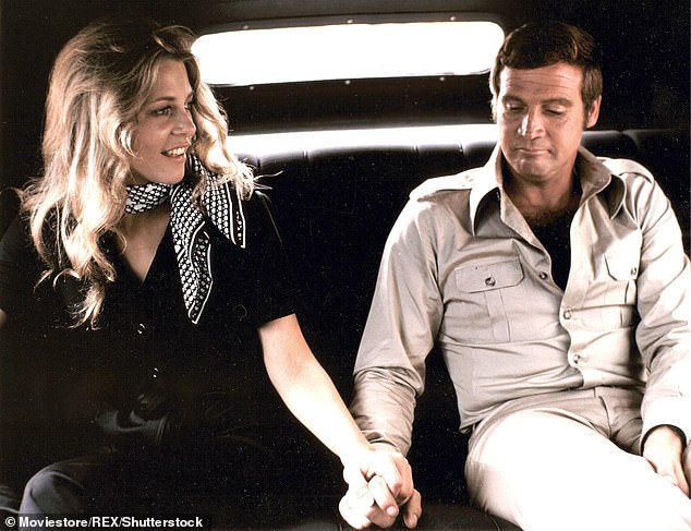سلسلة Bionic Woman هي سلسلة عرضية من سلسلة أفلام الخيال العلمي التليفزيونية Six Million Dollar Man في السبعينيات. تظهر هنا مع لي ماجورز، الذي لعب دور رجل الستة ملايين دولار