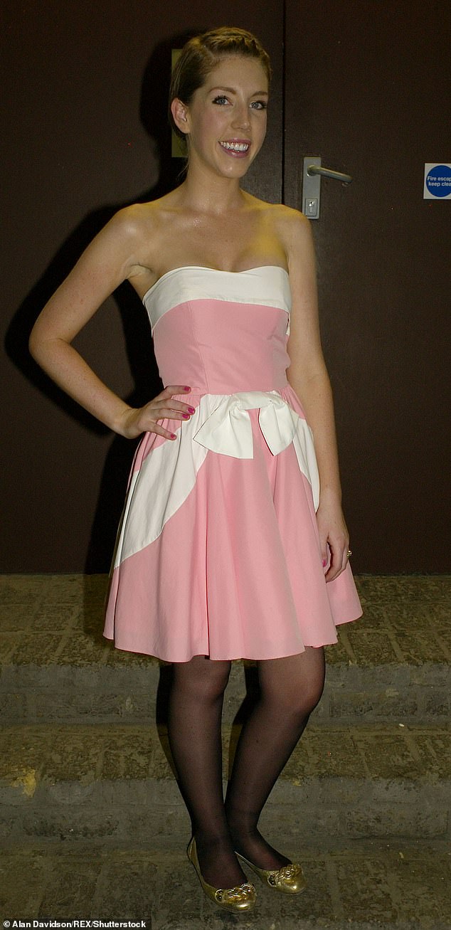 لقد كانت المفضلة التلفزيونية صريحة بشأن قيامها بزراعة الثدي في عام 2004 بالإضافة إلى البوتوكس والحشو، وكثيراً ما تمزح حول كمية الجراحة التجميلية التي يفترض الآخرون أنها خضعت لها (في الصورة عام 2008)