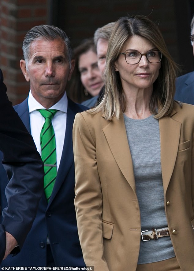 يبدو أن ذكر والدها موسيمو جيانولي يشير إلى خبر انفصاله عن والدتها لوري لوغلين بعد 28 عامًا من الزواج (شوهد في عام 2019)