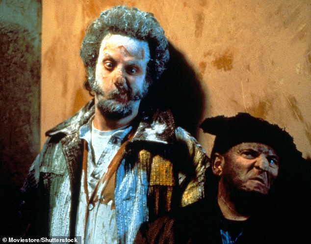 لقد طلب من شركة Twentieth Century Fox المزيد من المال لأن جو بيسكي، الذي لعب دور هاري صديقه في فرقة Wet Bandits، كان يجني حوالي 2 إلى 3 ملايين دولار