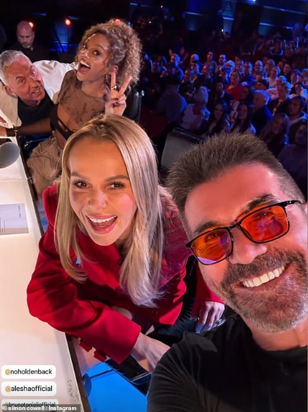 في مقطع فيديو قصير تم نشره على Instagram ، أخبر سيمون المشجعين: 