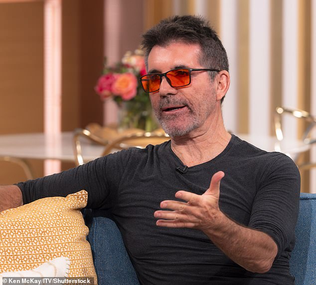 كشف سايمون (في الصورة في أبريل) أن جراحه كان يخشى ألا يمشي مرة أخرى أبدًا بعد حادث تحطم دراجته الإلكترونية الذي كاد أن يؤدي إلى الوفاة في عام 2020