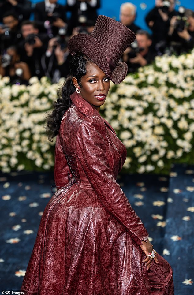 تيرنر سميث في مايو في حفل Met Gala لعام 2025 يحتفل بالتصميم الفائق: تصميم الأزياء باللون الأسود