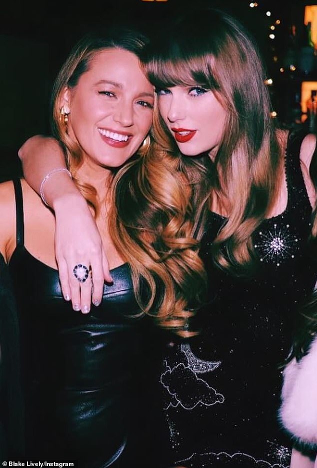 هناك العديد من القرائن التي كان بليك ليفلي (L ، المصور في عام 2023) هو الإلهام وراء أغنية Swift's (R) الجديدة التي تم إلغاؤها! وسط أن ينتهي الأمر بالدراما الأمريكية