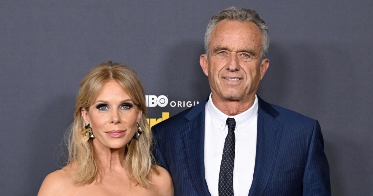 في كل مرة دافعت شيريل هاينز علنًا عن زوجها روبرت إف كينيدي جونيور من النقاد