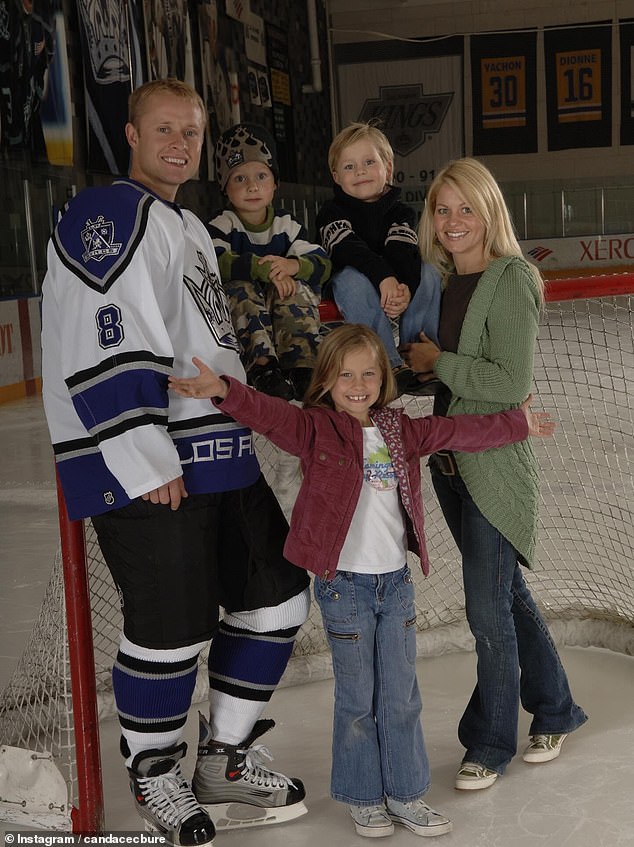 لقد أثارت لأول مرة قصة حب مع لاعب الهوكي السابق في اتحاد كرة القدم الأميركي بعد أن التقيا من خلال نجمها المشارك في Full House Dave Coulier قبل خطوبتها بعد أقل من عام. في الشهر الماضي، حققت عائلة بوريس علامة فارقة عندما احتفلوا بذكرى زواجهم، مما أثبت أنهم تغلبوا على أي عقبات وحلوا مشاكلهم