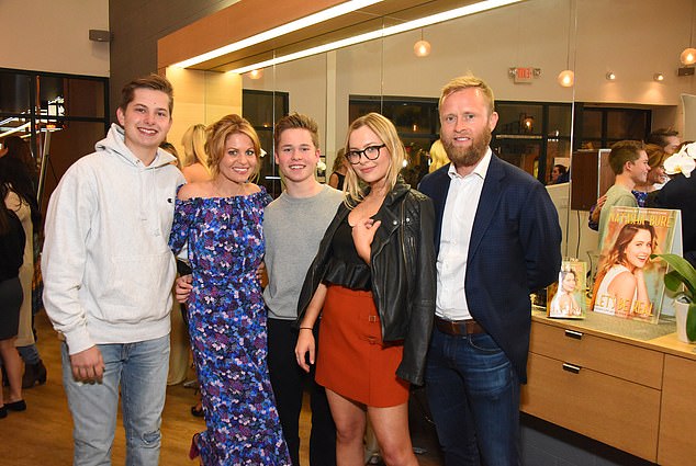 الزوجان متزوجان منذ عام 1996 ولديهما ثلاثة أطفال بالغين: ناتاشا، 26 عامًا، ليف، 25 عامًا، ومكسيم، 23 عامًا؛ في الصورة في مارس 2017 في لوس أنجلوس، من اليسار إلى اليمين: ليف بوري، كانديس كاميرون بوري، مكسيم بوري، ناتاشا بوري، وفاليري بوري