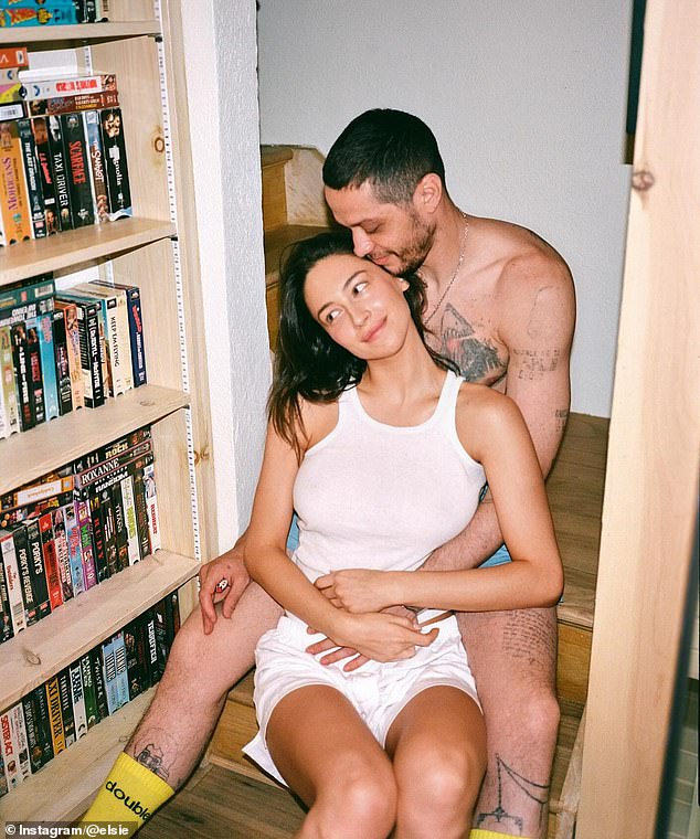 واعترف هيويت في تحديث عاطفي: 