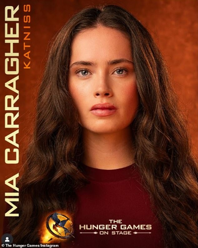 تتبع المسرحية قصة البطلة وهي تتطوع للمشاركة في The Hunger Games، وهي بطولة يتم فيها اختيار الأطفال من كل منطقة من المقاطعات الـ 12 للقتال حتى الموت.