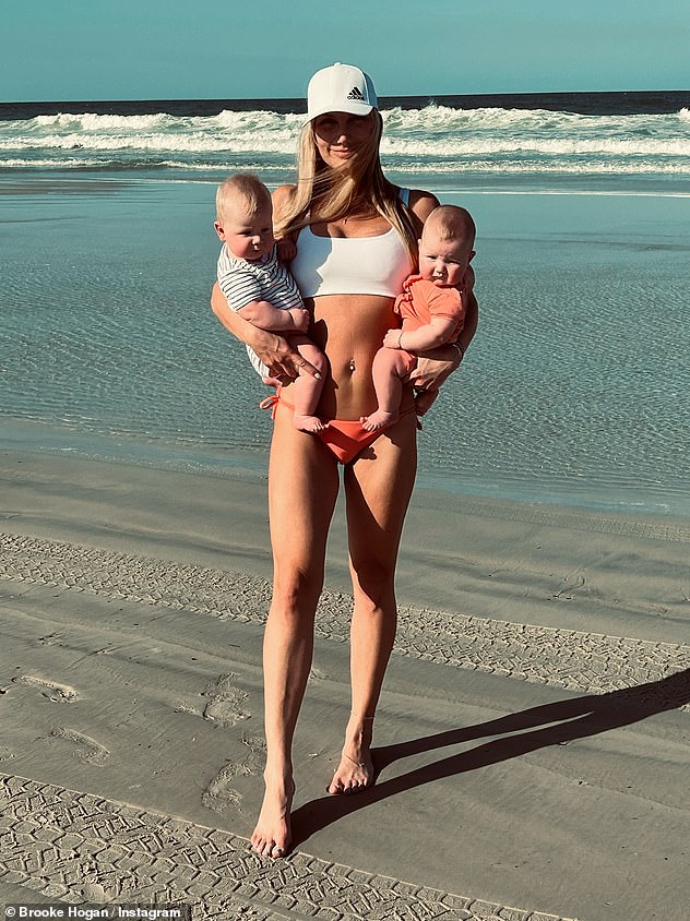 بروك على الشاطئ مع توأمها أوليفر أندرو ومولي جين