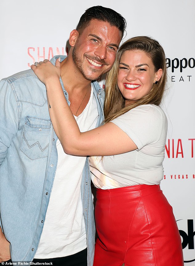 بدأ هو وكارترايت بالمواعدة في عام 2015 وتبادلا الوعود في عام 2019، لكن بحلول فبراير 2024 كشفت في البودكاست الخاص بهما أنهما انفصلا. الصورة في ديسمبر 2019