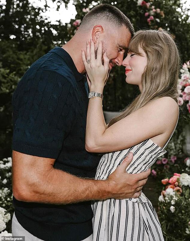 ومع ذلك، عندما أعلنت خطوبتها على إنستغرام في أغسطس/آب الماضي، اكتشفت شيران - التي لا تملك هاتفاً محمولاً - الأمر مع بقية الجمهور.