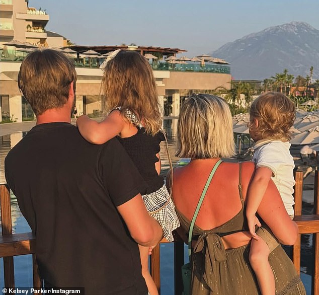 وكان الطفل الذي أطلقت عليه اسم فينيكس هو طفلها الأول من صديقها ويل ليندسي. توفي زوج كيلسي، توم باركر، في مارس 2022 بسبب ورم أرومي دبقي، ولديهما أطفال أوريليا، خمسة أعوام، وبودي، أربعة أعوام.