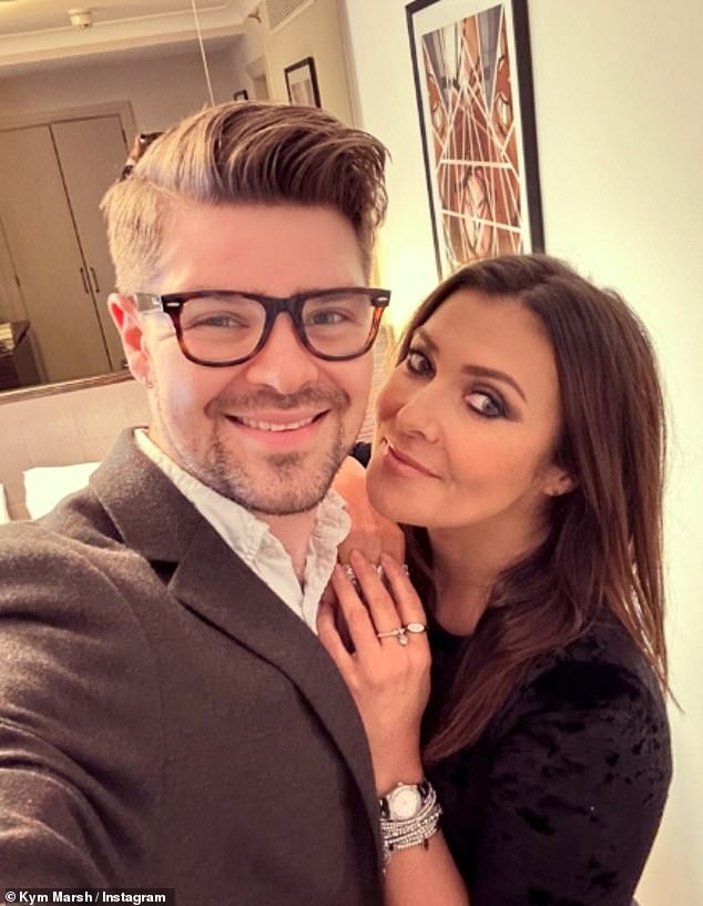 أنهت كيم علاقتها الرومانسية مع صموئيل السابق قبل عيد الميلاد، بعد أن أنهى الثنائي جولتهما مع العرض 101 كلب مرقش: الموسيقى (في الصورة معًا)