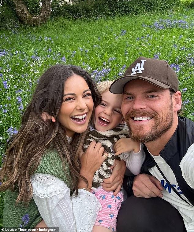 يأتي منشورها الاحتفالي بعد أن تحدثت لويز عن كيفية سقوط ولادة ليو، مما تركها وريان وابنهما يكافحون من أجل التواصل (في الصورة لويز وليو وريان)