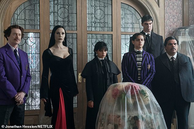 (من اليسار إلى اليمين) ستيف بوسيمي، وكاثرين، وجينا، وإسحاق أوردونيز، وجوناس سوتامو، ولويس في لقطة ثابتة من العرض