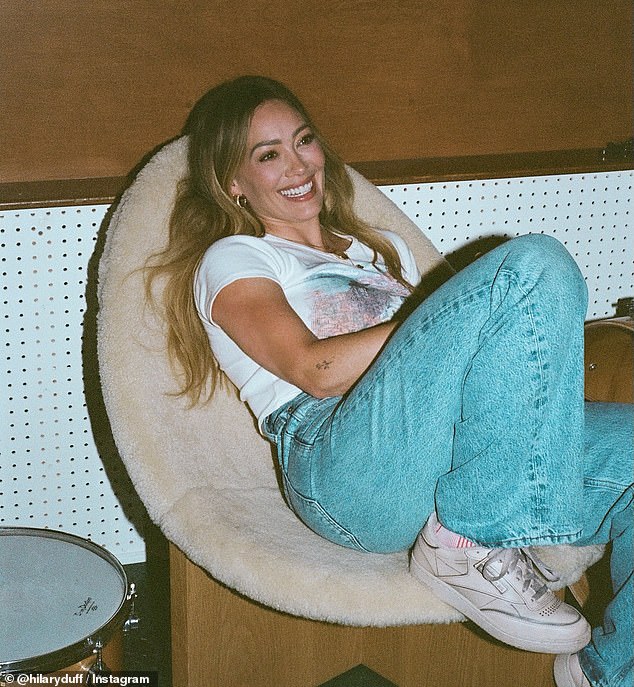 في ذلك الشهر، أعلنت هيلاري على إنستغرام أنها وقعت عقد تسجيل جديد مع شركة أتلانتيك ريكوردز وستصدر ألبومًا جديدًا وفيلمًا وثائقيًا. شاركت الأخبار بصور لها في استوديو التسجيل مع زوجها ماثيو كوما، 38 عامًا