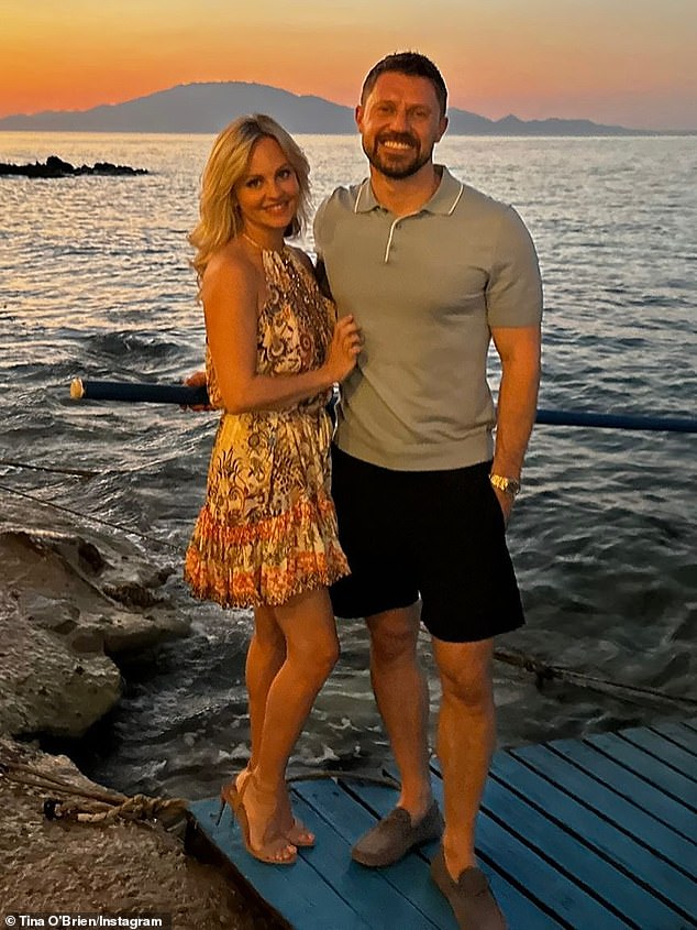 تأتي خسارة تينا بعد أسابيع من إعلانها عن صديقها الجديد بعد انفصالها عن زوجها آدم كروفتس