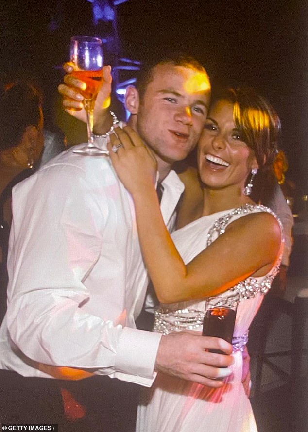 يأتي منشور كولين بعد أن أصر واين على أنه سيكون ميتًا لولا زوجته التي طالت معاناتها، والتي يقول إنها 