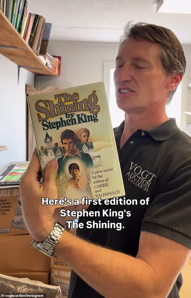 كان لديها أيضًا الطبعة الأولى من كتاب ستيفن كينج الكلاسيكي